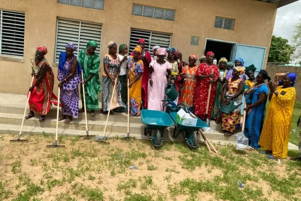 Femmes équipées pour une activité d’entretien et de protection de l’environnement avec l’ONG FEE